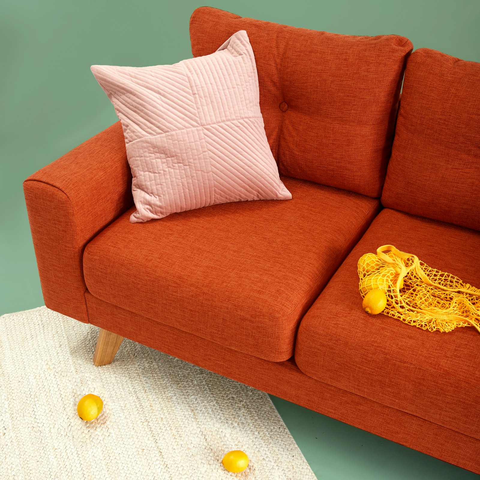 Canapé terracotta, coussin poudré, ambiance chaleureuse